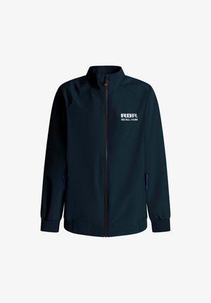 Chaqueta azul marino con cuello alto, cremallera completa, puños elásticos y un logo en el pecho. Dos bolsillos con acentos azules. Material ligero.
