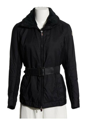 Schwarze Jacke mit Gürtel, durchgehendem Reißverschluss vorne, zwei Fronttaschen und einem weich strukturierten Kragen an einer weißen Schaufensterpuppe.