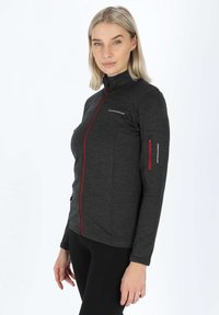 Giacca nera con zip, dal finish testurizzato, caratterizzata da una zip rossa, logo sul petto e tasca con zip sulla manica sinistra.