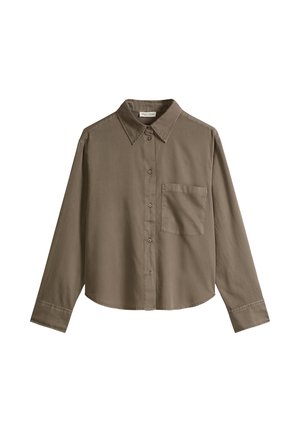 Bruine blouse met lange mouwen, knoopsluiting, een kraag en een borstzak aan de voorkant, afgebeeld tegen een witte achtergrond.