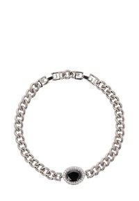 Srebrna bransoleta z łańcuchem, ozdobiona owalnym czarnym kamieniem szlachetnym otoczonym małymi, przezroczystymi kryształkami, z polerowanymi ogniwami i pewnym zapięciem.