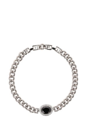 Ezüst lánc karkötő, ovális fekete drágakővel, amelyet kis átlátszó kristályok vesznek körül, fényes szemekkel és biztonságos csattal.