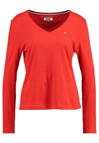 Rood T-shirt met lange mouwen en V-hals, gemaakt van katoen, met een klein logo op de borst en een contrasterend gestreept halsdetail.