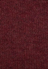 Tissu texturé d'un bordeaux profond, présentant une apparence douce et tissée avec une épaisseur de fil variable pour une dimension accrue.