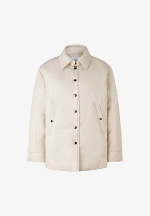 Beżowa pikowana kurtka z ostrym kołnierzem, czarnymi guzikami, bocznymi kieszeniami i lekko oversize'owym krojem; gładka tekstura i minimalistyczny design.