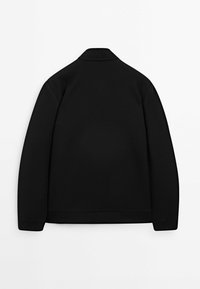 Zwarte sweater met een kraag, zachte textuur, geribbelde mouwen en een zoom. De achterkant heeft een eenvoudig ontwerp zonder logo's of versieringen.