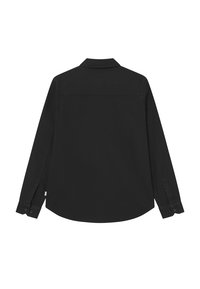 Μαύρο πουκάμισο με μακρύ μανίκι, κλασικό γιακά, ευθεία βάση και κουμπωτό μανίκι. Λείος ύφασμα με απλό, μονοχρωματικό σχέδιο.