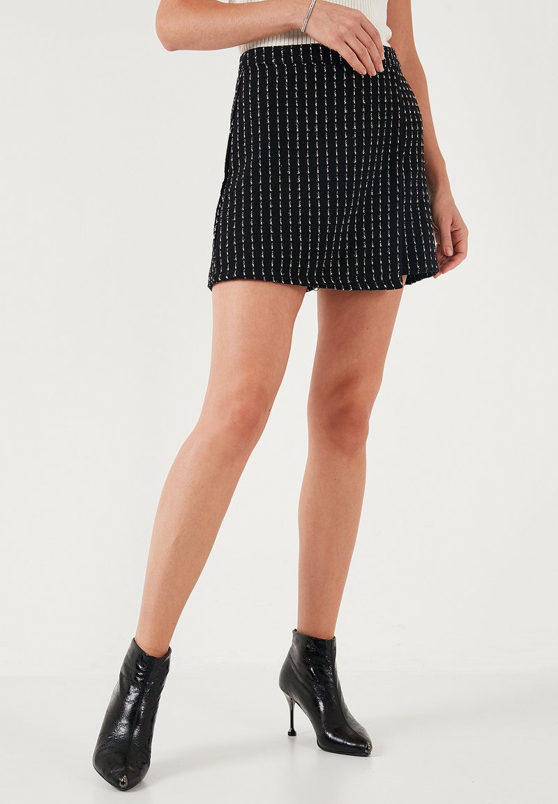 LELA REGULAR FIT Shorts black/nero Zalando.it