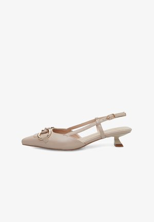Décolleté in pelle beige con punta affusolata, tacco basso a blocco e dettaglio in oro nella parte anteriore. La cucitura testurizzata accentua il design.