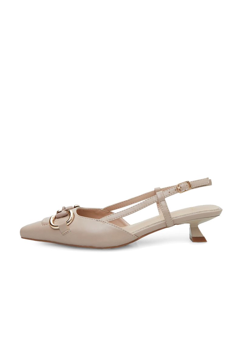 Beżowe skórzane damskie buty na obcasie typu slingback z ostrym noskiem, niskim słupkowym obcasem i złotymi detalami z przodu. Teksturowane przeszycia akcentują design.