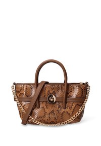 Bruine handtas met slangenpatroon, soepele leren handvatten, gouden kettingriem en een ronde sluitingsdetail. Heeft een gestructureerd ontwerp.