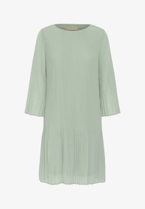 Robe plissée vert clair avec manches trois-quarts et encolure ronde, longueur midi, coupe ample.
