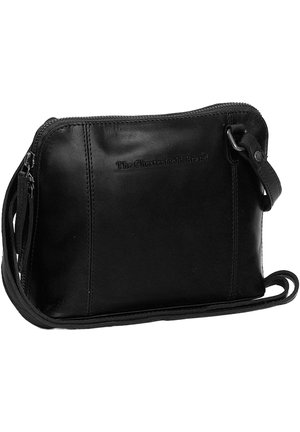 Schwarze Leder-Crossbody-Tasche mit glatter Textur, Reißverschluss, geprägtem Logo und verstellbarem Riemen. Rechteckige Form mit gesteppten Akzenten.