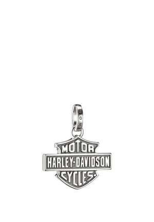 Silberner Harley-Davidson Logo-Anhänger mit den Worten "MOTOR HARLEY-DAVIDSON CYCLES" in fetten Buchstaben geprägt.