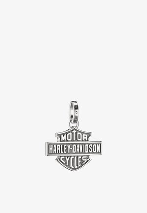 Silberner Harley-Davidson Logo-Anhänger mit den Worten "MOTOR HARLEY-DAVIDSON CYCLES" in fetten Buchstaben geprägt.