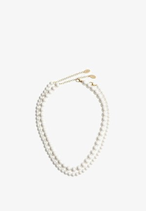 Colier cu trei rânduri de perle, având mărgele albe de dimensiuni variate, completat de detalii din lanț și închizătoare aurii.