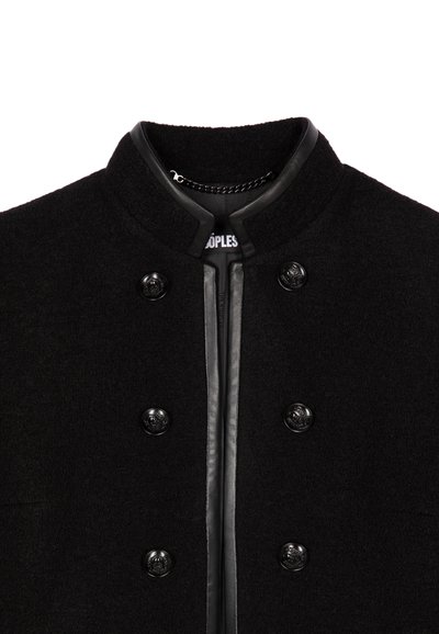 Cappotto di lana nero con collo alto, dettagli in pelle e sei bottoni decorativi. Presenta un design frontale pulito con chiusura verticale a zip.