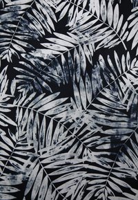 Motif monochrome de feuilles de palmier superposées avec des tons blancs et gris sur fond noir.