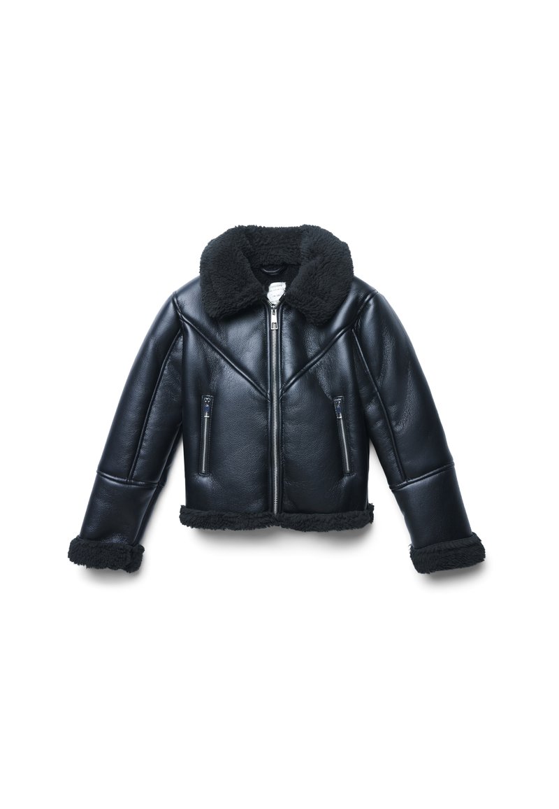 Giubbotto in pelle nera con colletto, polsini e orlo in shearling spesso, dotato di una cerniera frontale e due tasche laterali con cerniera.