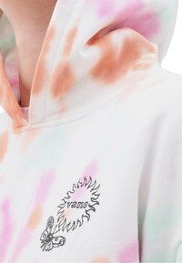 Sweat à capuche tie-dye en pastel orange, rose et vert avec un motif papillon noir et un éclat de soleil ainsi que le texte "vans" sur la poitrine.