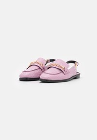 Pár lilacových slingback loafers s texturou krokodýlí kůže, se zlatým řetízkem a černými podrážkami na bílém pozadí.