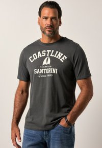 Camiseta de algodón gris oscuro con texto blanco: “CLUB DE VELA COASTLINE SANTORINI Grecia 1880”, con un pequeño gráfico de un velero.