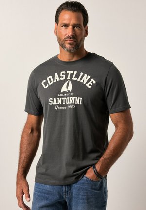 Dunkelgraues Baumwoll-T-Shirt mit weißen Text: "KÜSTENSEGELCLUB SANTORINI Griechenland 1880", mit einer kleinen Segelboot-Grafik.