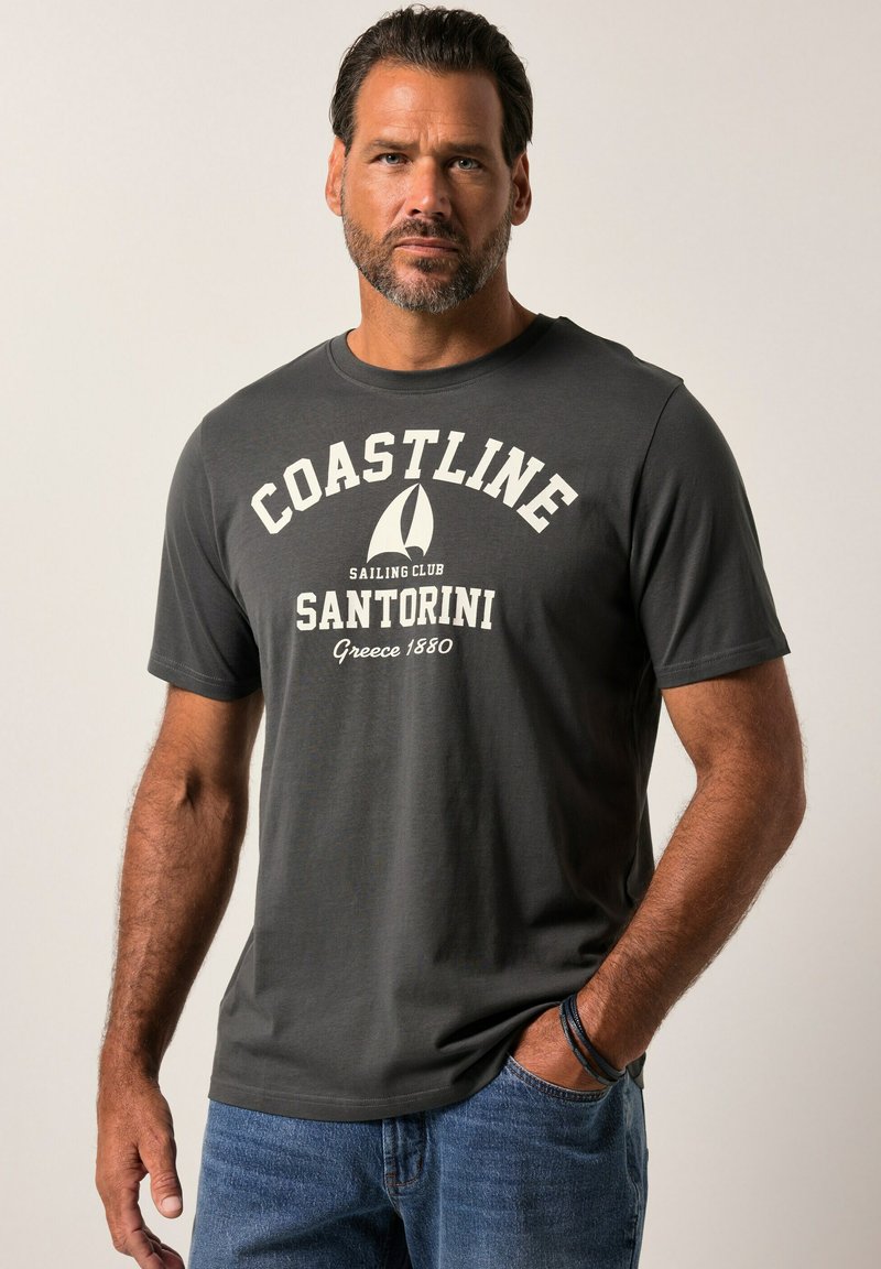 Camiseta de algodón gris oscuro con texto blanco: “CLUB DE VELA COASTLINE SANTORINI Grecia 1880”, con un pequeño gráfico de un velero.