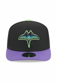Schwarze Kappe mit einem lila Schirm, verziert mit grüster und blauer Logo-Stickerei, die einer Fledermaus ähnelt. Strukturierte Gestaltung mit einem Snapback-Verschluss.