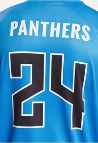 Blå sportsdrakt med "PANthers" i hvitt over tallet "24" i svart, omkranset av hvitt. Laget av pustende stoff med en teksturert finish.