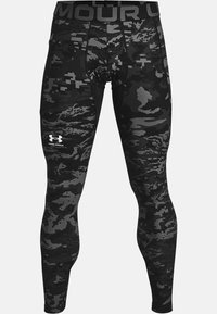 Czarne legginsy kompresyjne w kamuflażu z teksturowanej, elastycznej tkaniny. Posiadają szeroki pasek w talii oraz srebrne logo Under Armour na udzie.