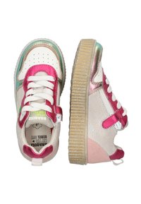 Sneakers o kremowej podstawie, z metalicznymi różowymi i zielonymi akcentami. Posiadają teksturowaną podeszwę o błyszczącym wykończeniu. Białe sznurówki i wyściełany język.