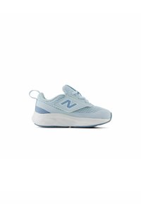 Chaussure de sport bleu clair avec tige en maille, col rembourré, fermeture à lacets, et semelle en caoutchouc blanc présentant des motifs texturés et un accent de logo.