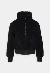 Czarna kurtka zakładana na zamek, wykonana z teksturowanego, puszystego materiału. Wysoki kołnierz i ściągacze przy mankietach zapewniają ciasne dopasowanie. Krótki, skrócony krój.