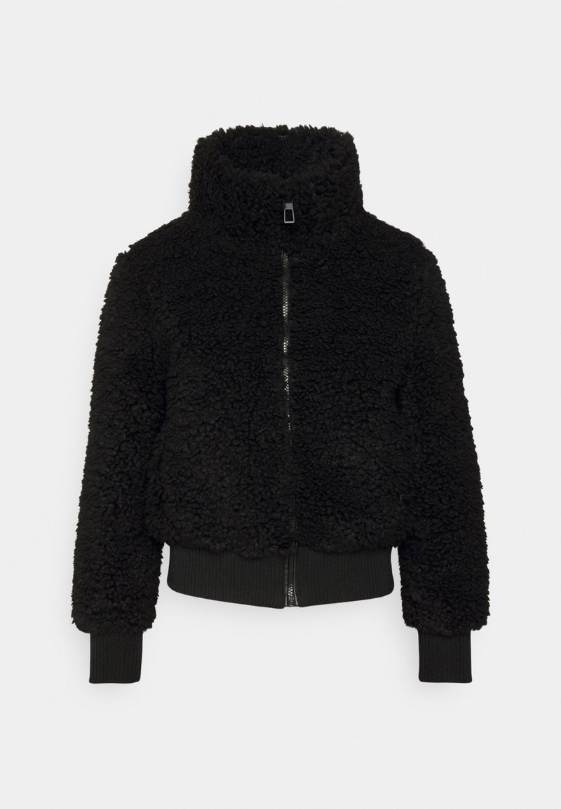 Czarna kurtka zakładana na zamek, wykonana z teksturowanego, puszystego materiału. Wysoki kołnierz i ściągacze przy mankietach zapewniają ciasne dopasowanie. Krótki, skrócony krój.