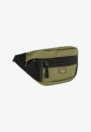 Riñonera verde oliva y negra con bolsillo frontal con cremallera y parche con el logo de Dickies, correa ajustable sobre fondo blanco.