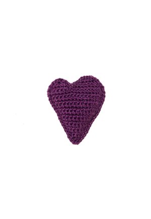 Mały, fioletowy przedmiot w kształcie serca, ręcznie szydełkowany, z widocznymi fakturowanymi oczkami na białym tle.
