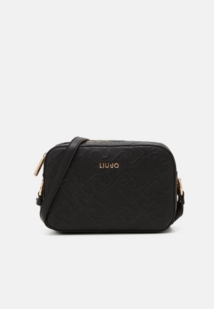 Sac bandoulière rectangulaire noir avec motif embossé, fermeture éclair dorée et logo doré "LIU JO" sur l'avant avec bandoulière réglable.