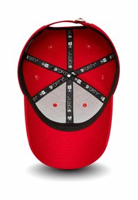 Cappello rosso con corona arrotondata, fascia nera assorbente e rivestimento in rete. Presenta un'etichetta interna nera e sei fori di ventilazione per la traspirabilità.