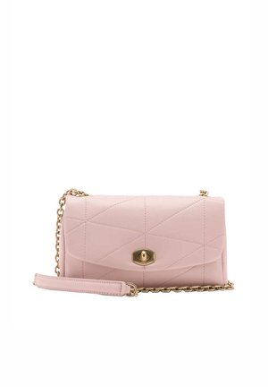Sac à main rectangulaire en cuir matelassé rose clair avec fermoir tourniquet doré et bandoulière chaîne dorée avec coussinet d’épaule en cuir rose.