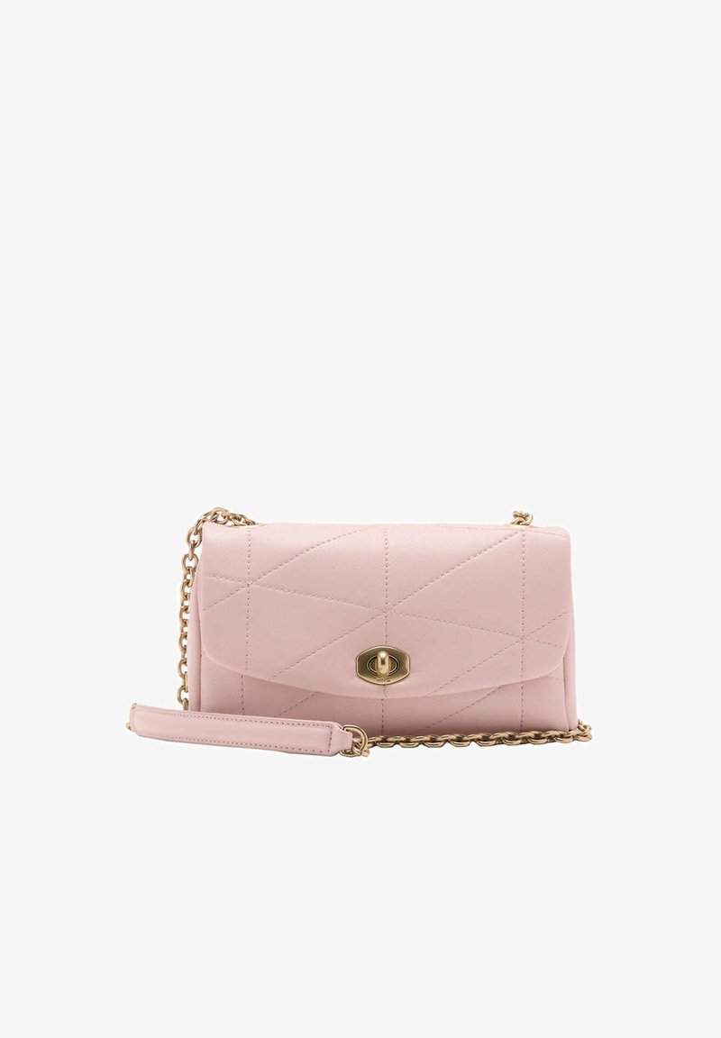 Sac à main rectangulaire en cuir matelassé rose clair avec fermoir tourniquet doré et bandoulière chaîne dorée avec coussinet d’épaule en cuir rose.