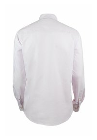 Camisa de botones a rayas en rosa claro, con cuello clásico, mangas largas y dobladillo recto. Botones visibles en los puños, textura de algodón suave.