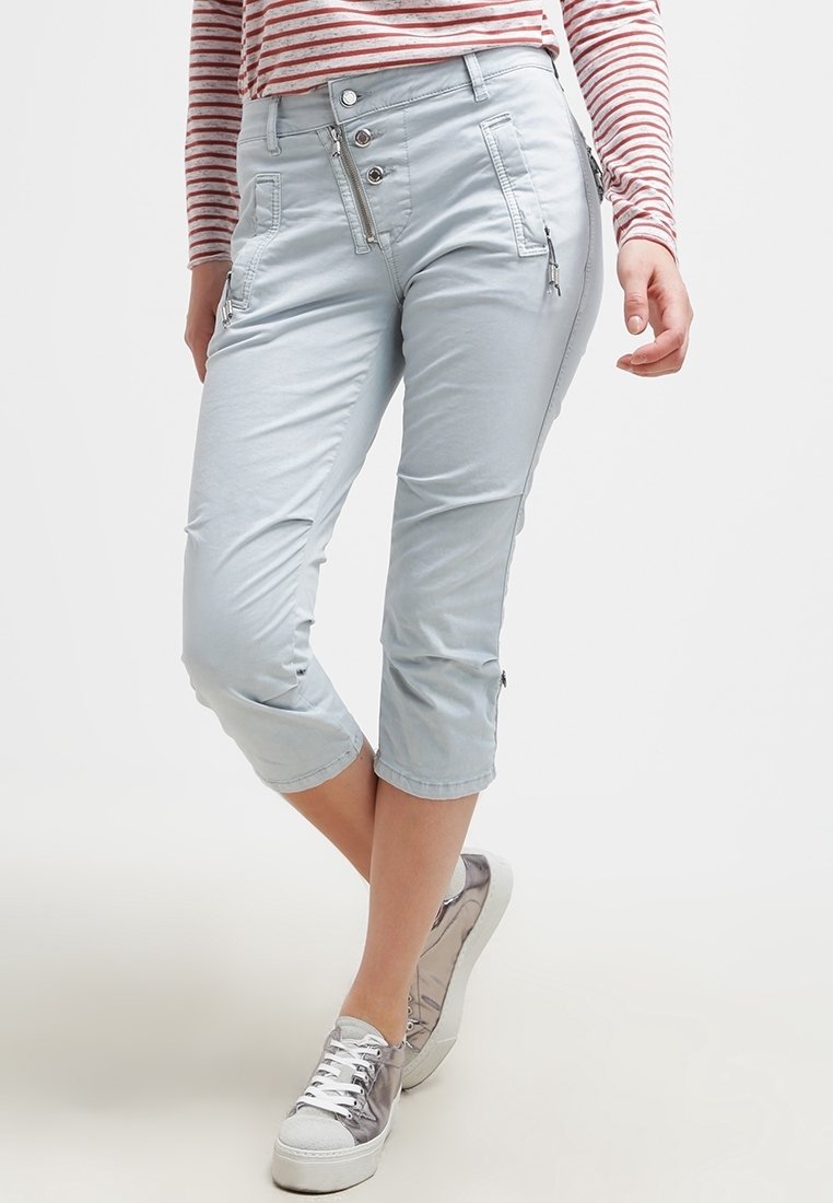 Ljust blå cropped byxor med en slät midja, dragkedja och knäppning, sidodragkedjor och uppvikta fållar, tillverkade av ett mjukt, elastiskt tyg.