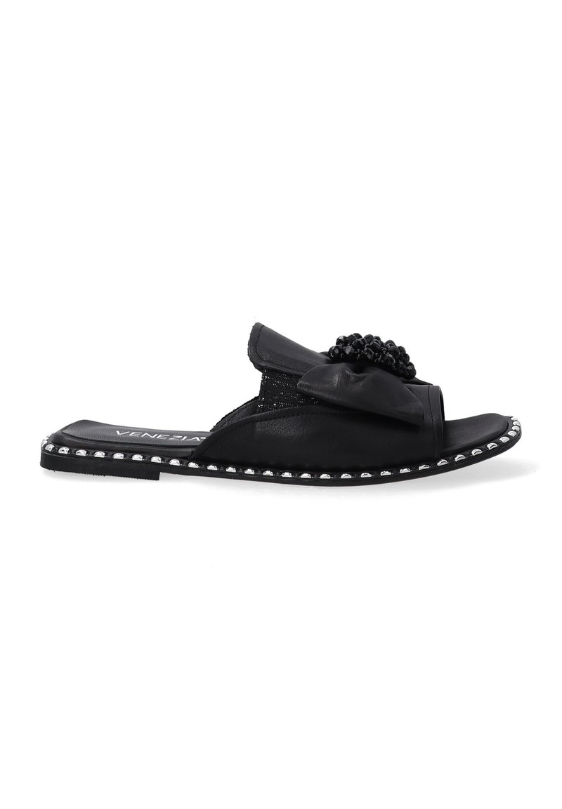 Zwarte slide-sandalen met een leren bovenwerk, mesh-accenten en een decoratieve beveren strik, met een studsrand langs de buitenkant.