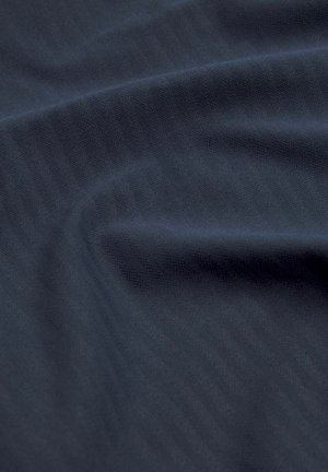 Dunkelblauer Stoff mit glatter Textur, der dezente diagonale Streifen aufweist. Das Material ist leicht und leicht dehnbar.