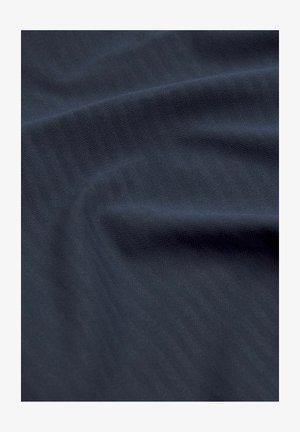 Tela de un azul marino oscuro con una textura suave, que presenta sutiles rayas diagonales. El material es ligero y ligeramente elástico.