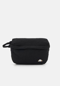 Bolsa de tela acolchada negra con cierre de cremallera, que presenta una forma redondeada, un asa lateral y un pequeño detalle con el logo en la parte inferior.