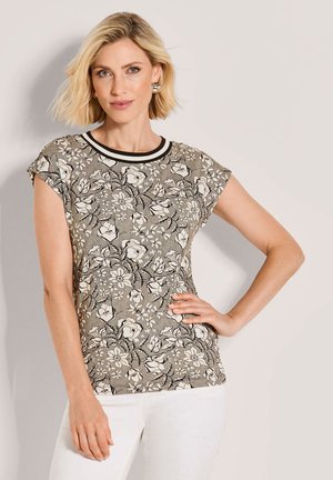T-Shirt mit Blumenmuster in Grau mit schwarzen und cremefarbenen Blumen, mit kurzen Ärmeln und einem rundem Ausschnitt mit schwarzen Akzenten.
