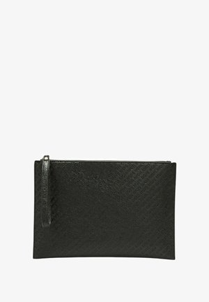 Clutch bag nera con texture, dotata di chiusura a zip e di un piccolo braccialetto da polso. La superficie presenta un sottile motivo impresso in tutto il suo sviluppo.
