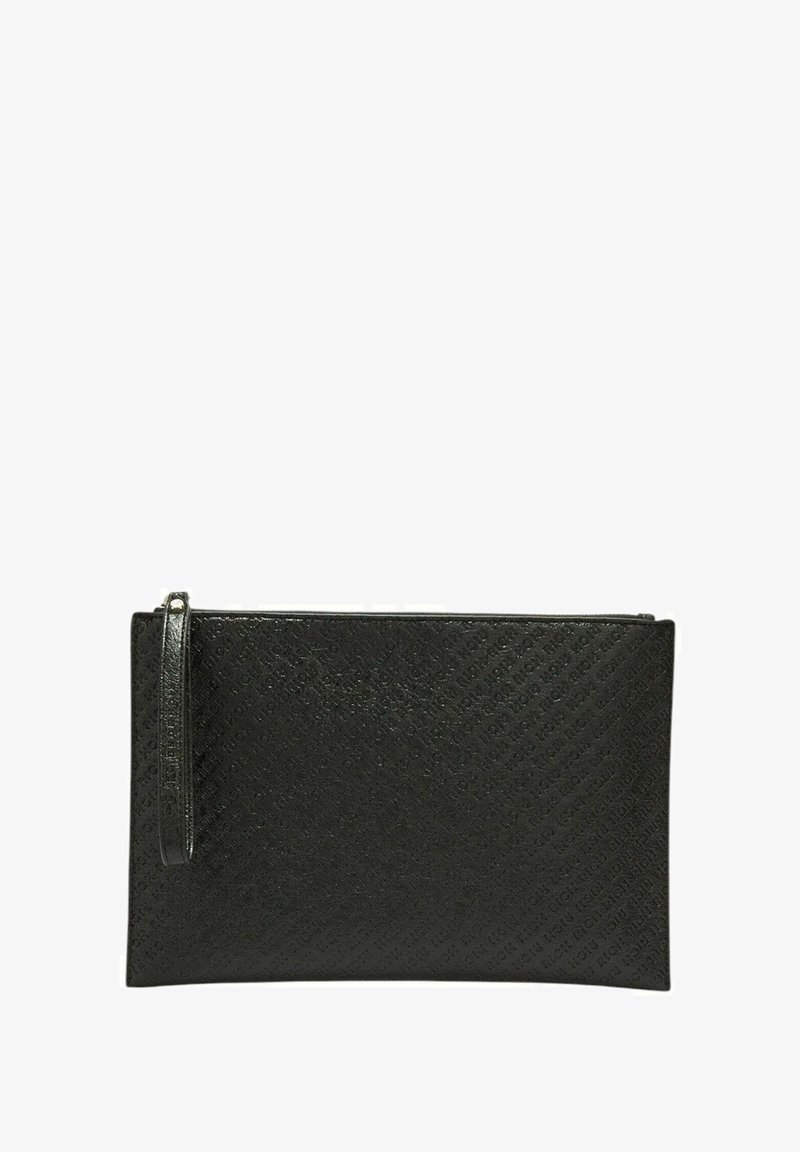 Clutch bag nera con texture, dotata di chiusura a zip e di un piccolo braccialetto da polso. La superficie presenta un sottile motivo impresso in tutto il suo sviluppo.